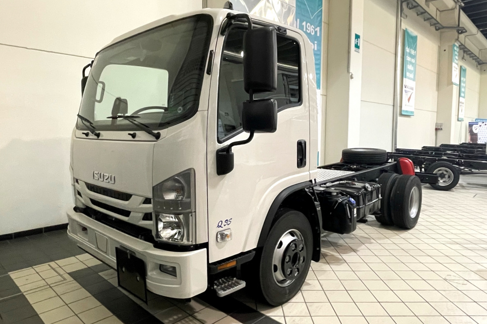 allestimento autocarro isuzu q95 adr