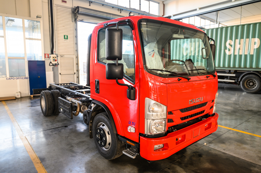 allestimento camion isuzu at fl